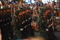 Hàng nghìn người đón đoàn diễu binh qua Tràng Tiền trong buổi tổng hợp luyện