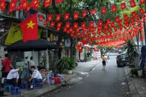 Phố xá ở Hà Nội trang trí rực rỡ đón khách đi xem hợp luyện 