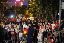 Người dân háo hức chờ xem diễu binh trên đường Kim Mã - Giang Văn Minh