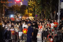 Người dân háo hức chờ xem diễu binh trên đường Kim Mã - Giang Văn Minh