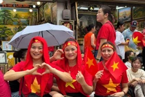 Người dân háo hức trước giờ hợp luyện trên phố Nguyễn Thái Học – Hàng Cháo