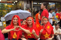 Người dân háo hức trước giờ hợp luyện trên phố Nguyễn Thái Học – Hàng Cháo