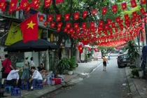 Phố xá ở Hà Nội trang trí rực rỡ đón khách đi xem hợp luyện 