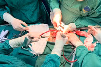 Bỏ khối u bàng quang khổng lồ giải cứu quả thận đang "chết đuối"