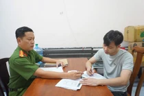 Bắt 31 người bán hàng ngàn bình "bóng cười" cho dân chơi