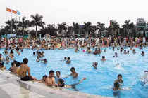 Cẩn thận bị nấm da, nấm móng ở bể bơi công cộng