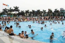 Cẩn thận bị nấm da, nấm móng ở bể bơi công cộng