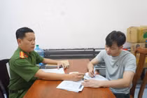 Bắt 31 người bán hàng ngàn bình "bóng cười" cho dân chơi