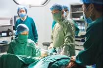 Bé 5 tuổi ra dịch âm đạo kéo dài, phát hiện lông thú trong vùng kín