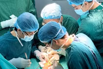 Giữ tay cho bệnh nhân ung thư hiếm gặp, 9 năm chẩn đoán nhầm