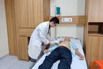 Người đàn ông 66 tuổi ung thư vú khổng lồ do chủ quan đắp thuốc lá