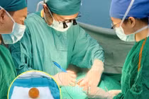 Bé gái 18 tháng tuổi tắc ruột nguy kịch vì nuốt hạt nở đồ chơi