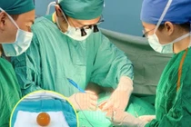 Bé gái 18 tháng tuổi tắc ruột nguy kịch vì nuốt hạt nở đồ chơi