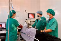 Nội soi thành công gắp sợi thép xuyên qua dạ dày bệnh nhân ở Hà Tĩnh