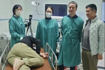 Uống paracetamol giảm đau, mắc nghẹt cả vỏ thuốc tại thực quản