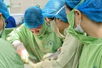 Hy hữu, u xơ tử cung khổng lồ lan từ thành chậu lên cạnh sườn