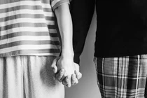 Chồng tôi tiết kiệm từng đồng, bất ngờ mang hết tiền gửi về giúp bố mẹ vợ