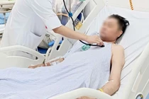 Tắm biển bị sinh vật đốt không đau nhưng sau 15 giờ chân hoại tử nguy kịch