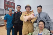 Sản phụ chuyển dạ giữa cao tốc, CSGT mở đường cấp cứu kịp thời