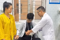 Vi phẫu tái tạo động mạch tay thành công cho bệnh nhi bị kính cắt đứt lìa