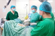 Đau tức ngực thoáng qua không ngờ kén khí phổi nguy kịch