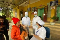 TS.BS Nguyễn Hồng Trường, Phó Viện trưởng Viện Dinh dưỡng quốc gia cho trẻ uống bổ sung Vitamin A tại Trạm y tế xã Nghĩa Phương, Lục Nam, Bắc Giang - Ảnh Thúy Nga