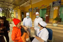 TS.BS Nguyễn Hồng Trường, Phó Viện trưởng Viện Dinh dưỡng quốc gia cho trẻ uống bổ sung Vitamin A tại Trạm y tế xã Nghĩa Phương, Lục Nam, Bắc Giang - Ảnh Thúy Nga