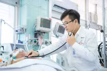 Bác sĩ Chợ Rẫy chạy như bay về phòng mổ cấp cứu bệnh nhân nguy hiểm