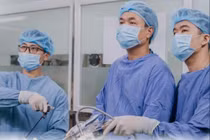 Đau tức bụng khi ăn no, đi khám phát hiện nang gan lớn chèn ép dạ dày