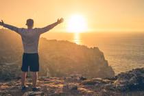 Nghệ thuật sống đủ đầy khi ở một mình