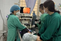 Gắp long đen kim loại nằm trong thực quản bé 7 tuổi