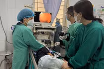 Gắp long đen kim loại nằm trong thực quản bé 7 tuổi