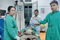 Trẻ 5 tuổi tím tái toàn thân do hóc dị vật được cứu sống trong gang tấc