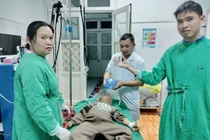 Trẻ 5 tuổi tím tái toàn thân do hóc dị vật được cứu sống trong gang tấc