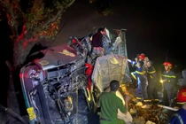 Cứu tài xế mắc kẹt trong cabin xe đầu kéo bị lật ở Lai Châu