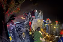 Cứu tài xế mắc kẹt trong cabin xe đầu kéo bị lật ở Lai Châu