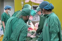 Đau âm ỉ hạ vị, bệnh nhân 83 tuổi thủng túi thừa trực tràng 