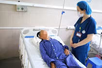 Ăn nấm màu hồng tự hái, 4 người phải nhập viện cấp cứu