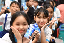 VINAMILK trao tặng gần 70.000 hộp sữa cho trẻ em khó khăn