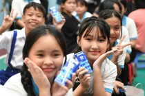 VINAMILK trao tặng gần 70.000 hộp sữa cho trẻ em khó khăn