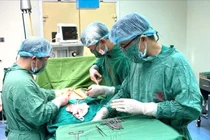 Hy hữu tại Quảng Ninh, bé sinh ra còn nguyên trong bọc ối