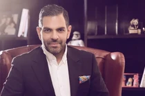 Tỷ phú tử vong sau khi nuốt 1 con ong, bác sĩ nói gì?