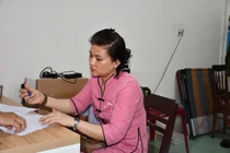 Bảo mẫu ném bé 14 tháng tuổi xuống nền gạch, hành vi tàn nhẫn cần xử nghiêm