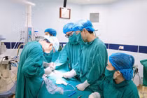 Phẫu thuật thành công cho bé gái 1 tháng tuổi mắc dị tật không có hậu môn 