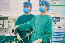 Nội soi cấp cứu người bệnh tắc ruột do dây chằng sau mổ