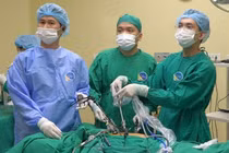 Thoát vị thành bụng hiếm gặp, người đàn ông không dám đi lại