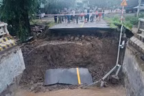 Giao thông bị ảnh hưởng nghiêm trọng do bão số 13 tại Gia Lai