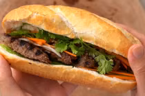 14 người phải nhập viện nghi ngộ độc sau khi ăn bánh mì