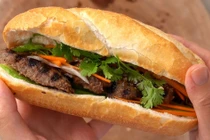 14 người phải nhập viện nghi ngộ độc sau khi ăn bánh mì