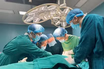 Vi phẫu chuyển thần kinh chữa liệt cánh tay cho 2 chàng trai trẻ